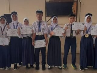 MTsN 2 Tasikmalaya Gelar Penyerahan Simbolis Prestasi Taekwondo di Upacara Bendera Senin ini