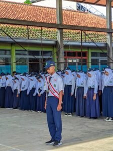 Shalat Cermin Kedisiplinan: Semangat Upacara Senin di MTsN 2 Tasikmalaya