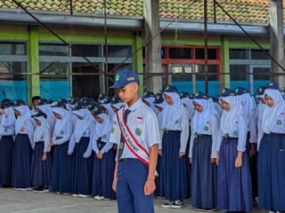 Shalat Cermin Kedisiplinan: Semangat Upacara Senin di MTsN 2 Tasikmalaya