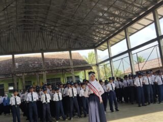Disiplin, Akhlak, dan Ilmu: Tiga Kunci Sukses dari Lapangan Upacara!