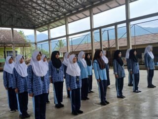 Latihan Paskibra Hari Ini Bikin Kagum! Kekompakan Siswa MTsN 2 Tasikmalaya Makin Solid!