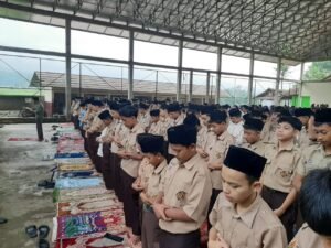Suasana Pagi MTsN 2 Tasikmalaya Bikin Haru! Salat Duha Berjamaah Penuhi Aula GOR!