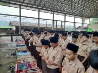 Suasana Pagi MTsN 2 Tasikmalaya Bikin Haru! Salat Duha Berjamaah Penuhi Aula GOR!